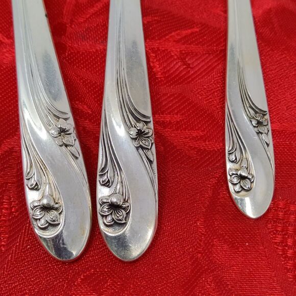 3 INTERNATIONAL HOLMES & EDWARDS ROMANCE SILVERPLATE Serving Spoons n Spredder - Picture 3 of 11